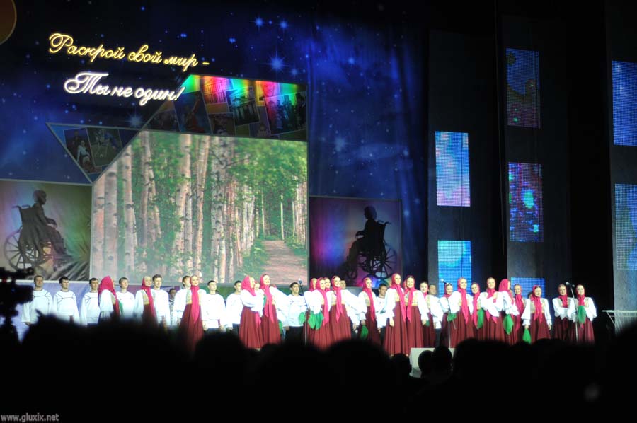 Коллектив спел несколько народных песен, с танцами и плясками.