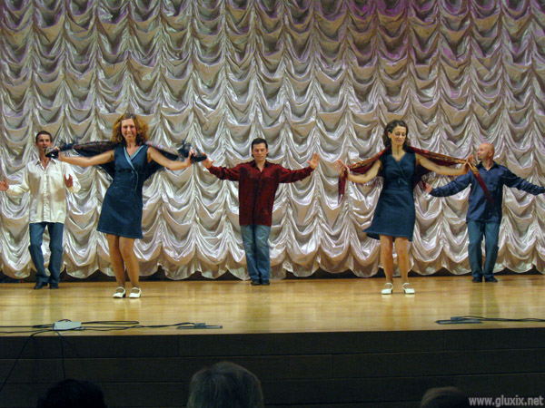 Артисты театра мимики и жеста на сцене. Фото "Глухих.нет"