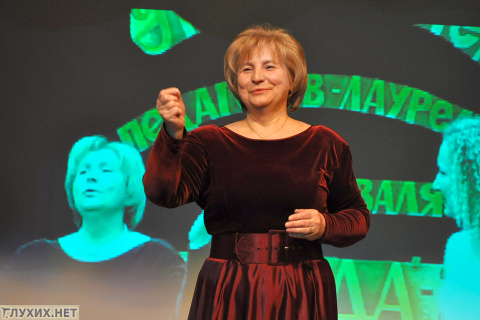 Директор школы - единственная в Москве, которая смогла спеть песню на жестовом языке. Фото "Глухих.нет"