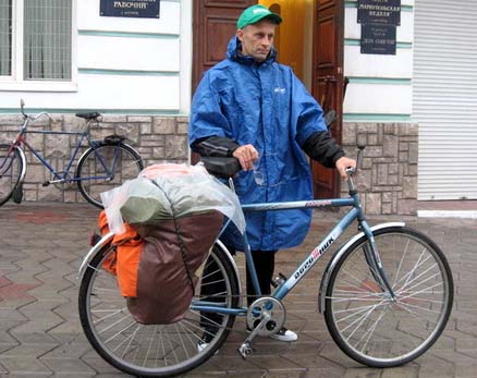 Глухой мужчина отправился на простом велосипеде во Владивосток