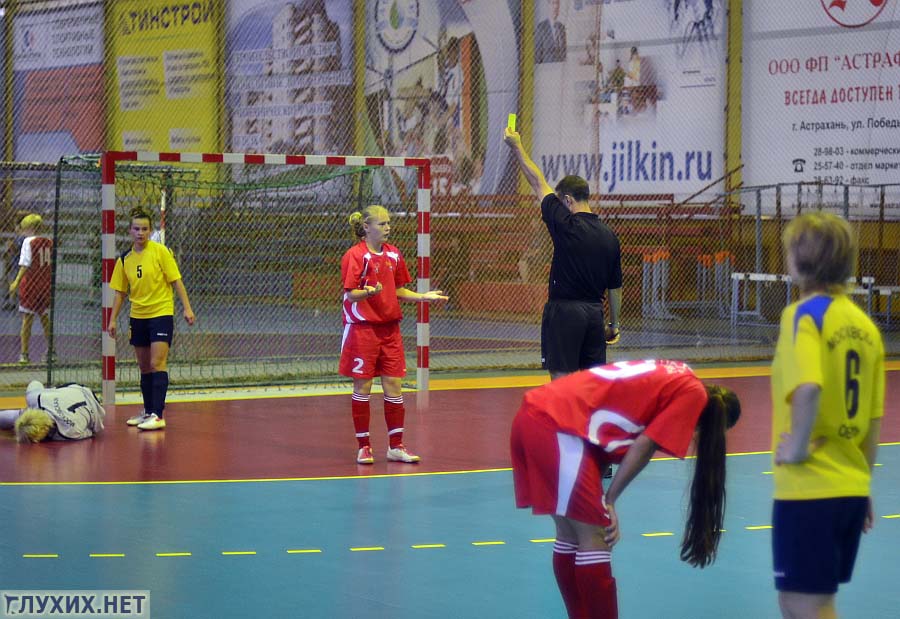 Вратарь Наталья Михайлова травмирована и выбывает из игры.