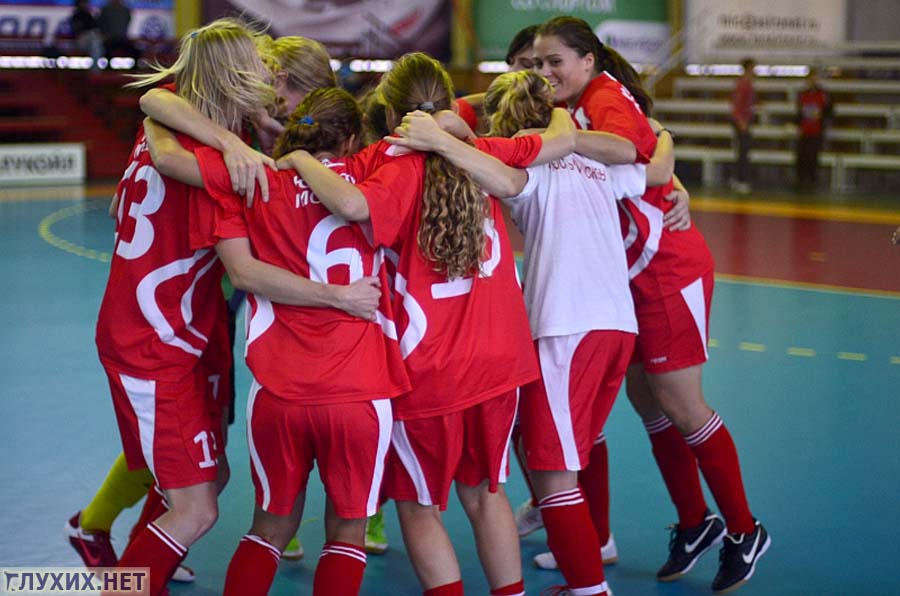 Финальный матч заканчивается победой сборной Москвы, девушки радуются.