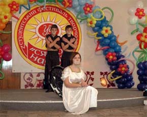 В Киеве прошел молодежный творческий фестиваль «Сияние надежд» для глухих студентов