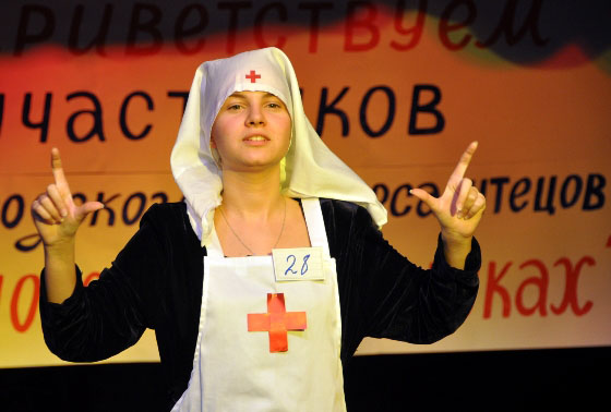 К. Чайковская (школа №52) исполняет стихи Ю. Друниной «Бинты»