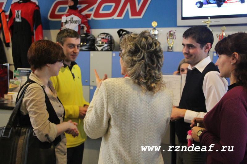 Идея проведения гонок принадлежит Алексею Голушко (справа), а воплощение ее в жизнь — заслуга, прежде всего, управляющего картинг-клубом развлекательного центра «Озон» Алексея Борисова (слева).