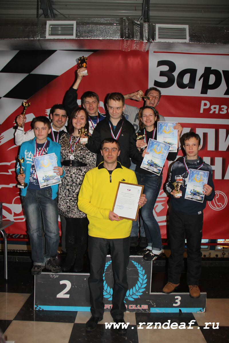 Алексей Борисов с победителями... Но благодарны ему все участники и болельщики чемпионата.