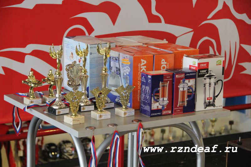 Организаторы подготовили замечательные призы, благодаря которым и через годы и десятилетия победители Первого чемпионата Рязанской области по картингу будут помнить о том, как это все было.
