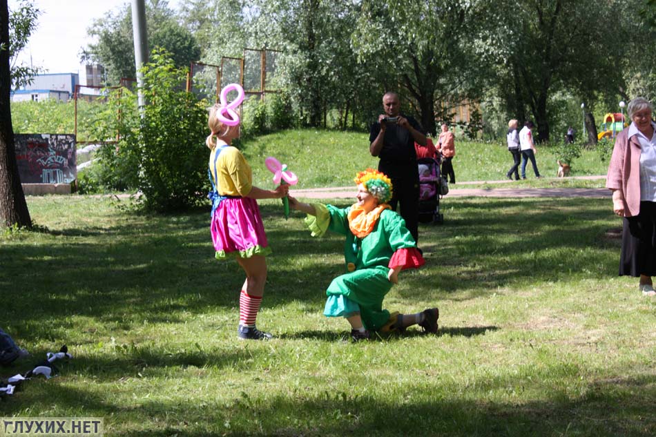 Взрослые и дети с удовольствием наблюдали за импровизированным небольшим спектаклем с участием Виктории Салий и Ирины Трусовой. 