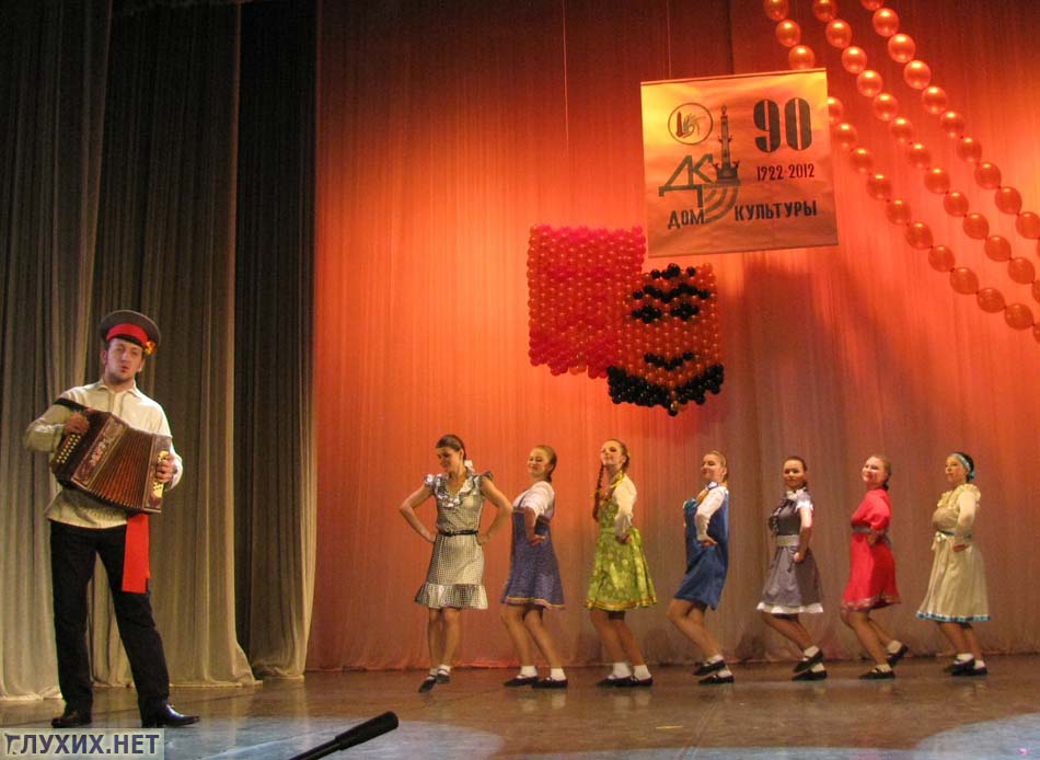 Русский танец (выступают ребята из МЦР-колледж).