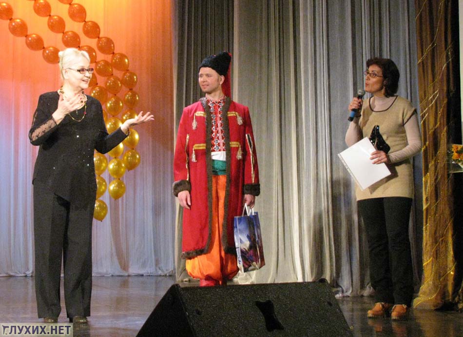 Потом выступили гости из Украины, артисты киевского театра мимики и жеста «Радуга».
