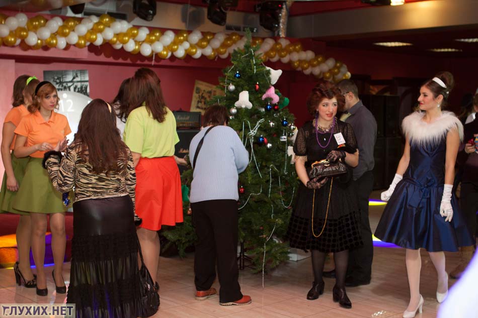 Все гости бала дружно украшали новогоднюю ёлку под руководством Деда Мороза и Снегурочки.