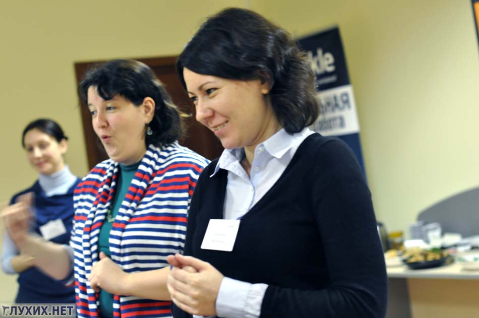 Наталья Аксенова (справа) ознакомила нас с работой в Workle. Её выступление переводила на жестовый язык Ольга Иванова.