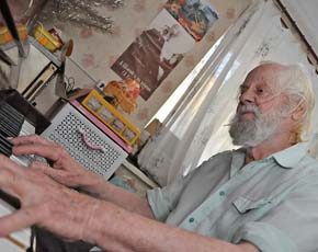 85-летний глухой музыкант мечтает сыграть на Ярославском вокзале в Москве
