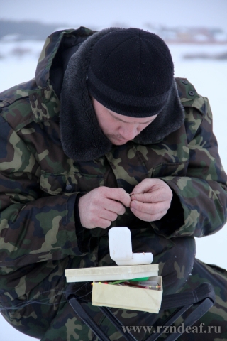 Василий Малышев готовится к ловле рыб.