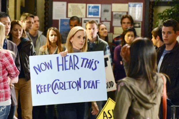 Надпись на плакате: "Теперь услышьте это - оставьте Карлтон глухим". Карлтон - школа для глухих в Канзасе (существующая только в мире сериала "Их перепутали в роддоме").