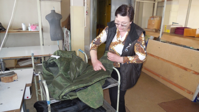 Фабрика не первый год шьет бронежилеты для различных московских фирм.