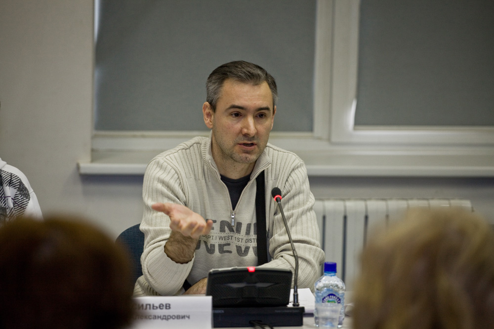 Неслышащий социальный предприниматель Кирилл Васильев на Круглом столе. Фото с сайта www.socialinnovations.ru