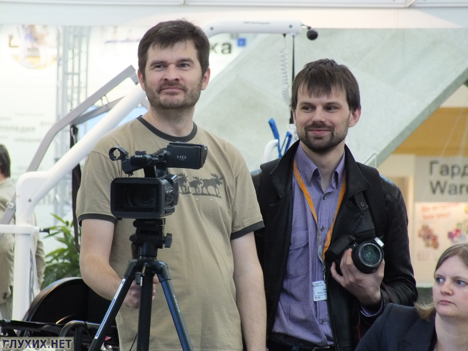 Бородатые мужики (Роман Парфенов и Максим Прошкин) внимательно оценивают наряды модниц.