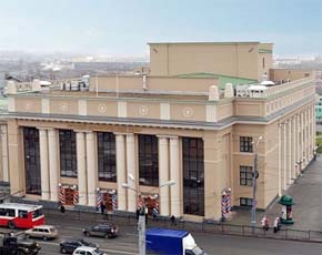 Бегущая строка для глухих и слабослышащих появится над сценой драмтеатра в Ижевске