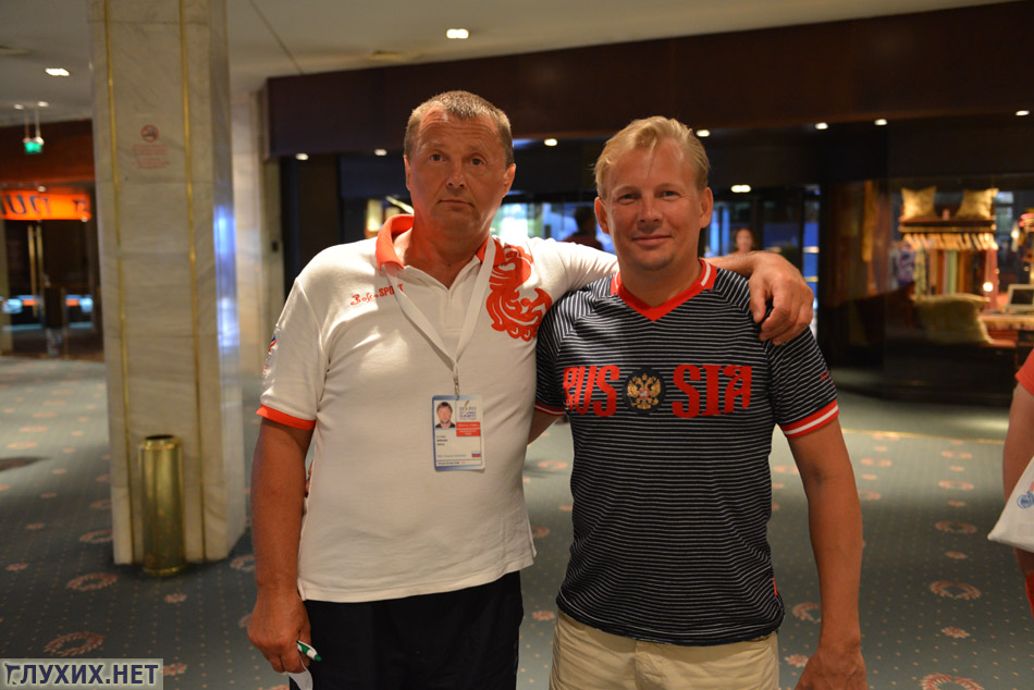Тренер сборной России по плаванию Эдуард Кун с массажистом.
