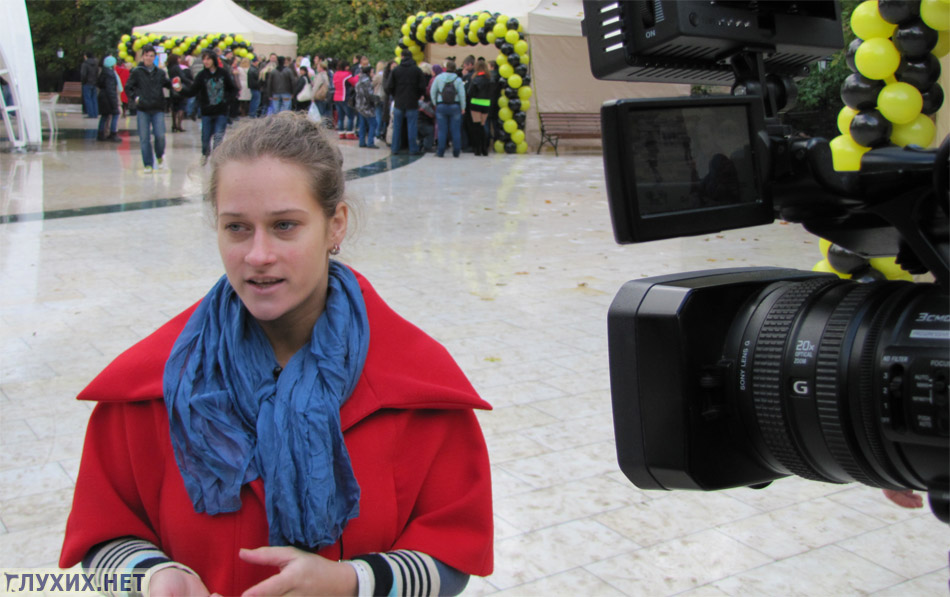 Организатор Фестиваля Екатерина Барабанова даёт интервью СМИ.