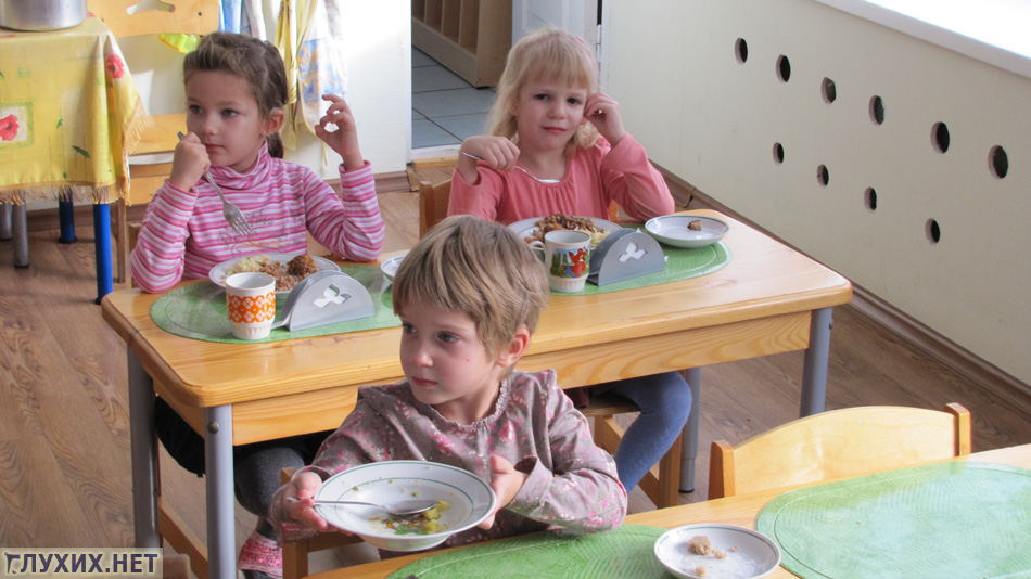 Дети старшей группы «Одуванчики» тоже не менее аппетитно кушают.