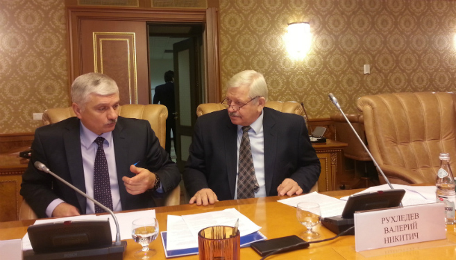 Лидеры российского спорта глухих Валерий Рухледев и Александр Романцов перед началом заседания комиссии.