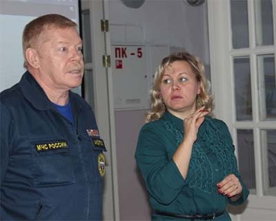 Хабаровские спасатели объяснили глухим детям, как не провалиться под лед