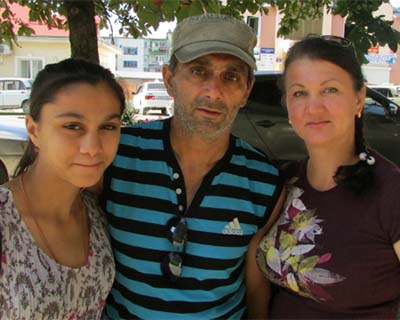 Что будет с украинскими глухими беженцами в России? Арарат Мартроси с дочерью и Марией Сытенко