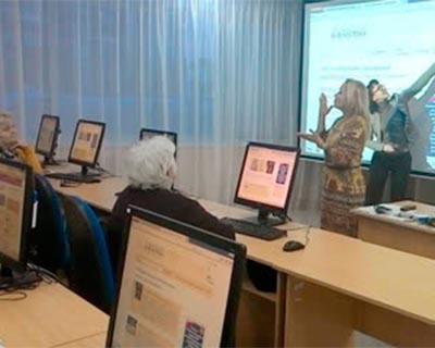 Слабослышащих пенсионеров обучают компьютерной грамотности