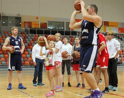Баскетболисты провели мастер-класс для глухих и незрячих детей