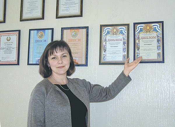 Директор школы-интерната Светлана Алексеевич демонстрирует награды воспитанников.
