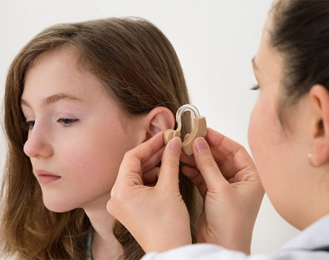 Как обеспечить полноценную жизнь человеку с нарушением слуха