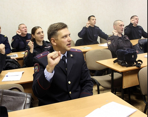 Орловские полицейские учат язык глухих