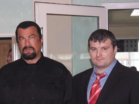 Сергей Олифир со Стивеном Сигалом в день открытия спортивного центра «Самбо-70» в Москве.