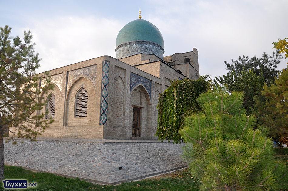 Архитектурный ансамбль Хазрати-Имам находится в одном из старых районов Ташкента, который носит название Сибзар.