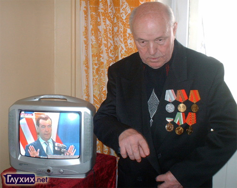 Глухой пенсионер и телевизор с телетекстом. Фото Татьяны Нужиной.