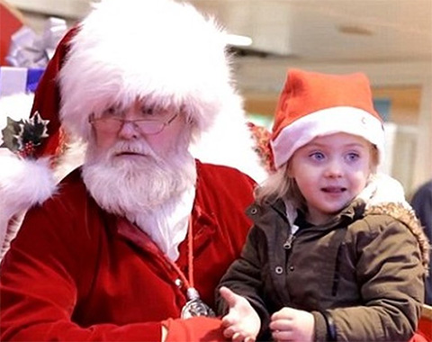 Санта Клаус спел рождественскую песню глухой девочке