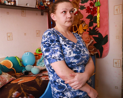 Глухой матери двоих детей начислили 70 тысяч рублей долга