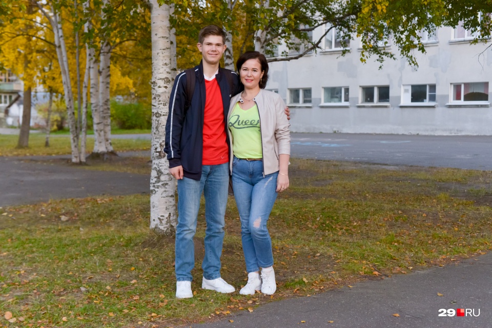 Иван Жуков и его мама Юлия Хилобокова. Фото: Иван Митюшёв.