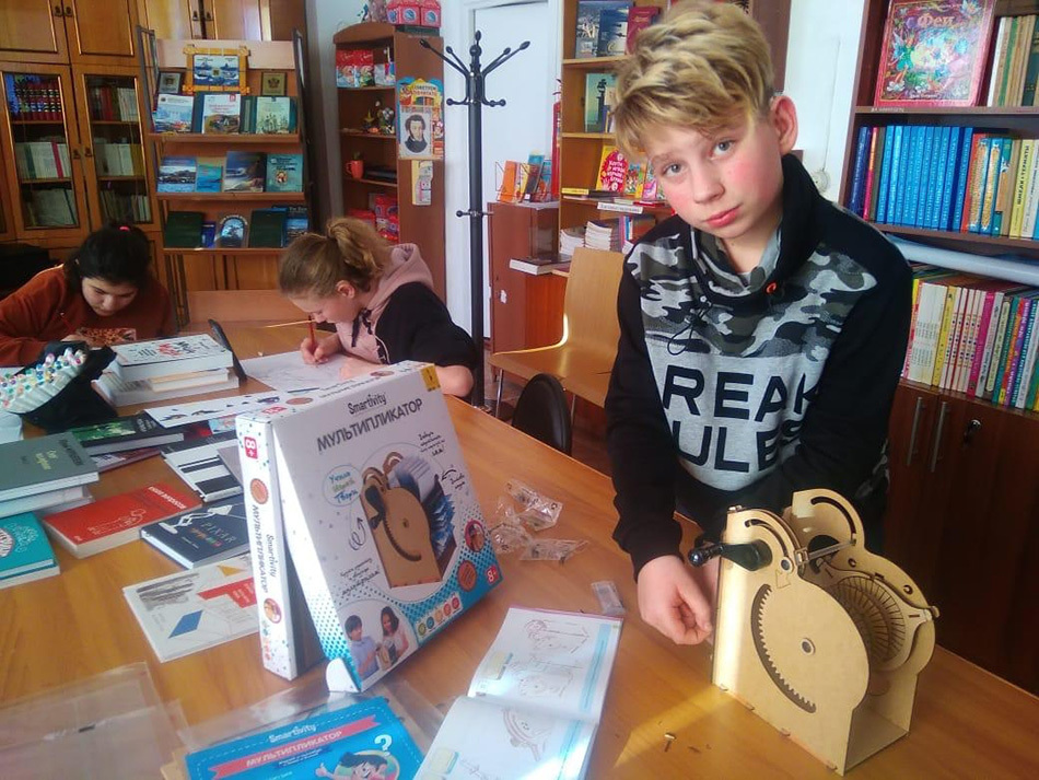 Слабослышащим детям подарили книги для создания мультфильмов