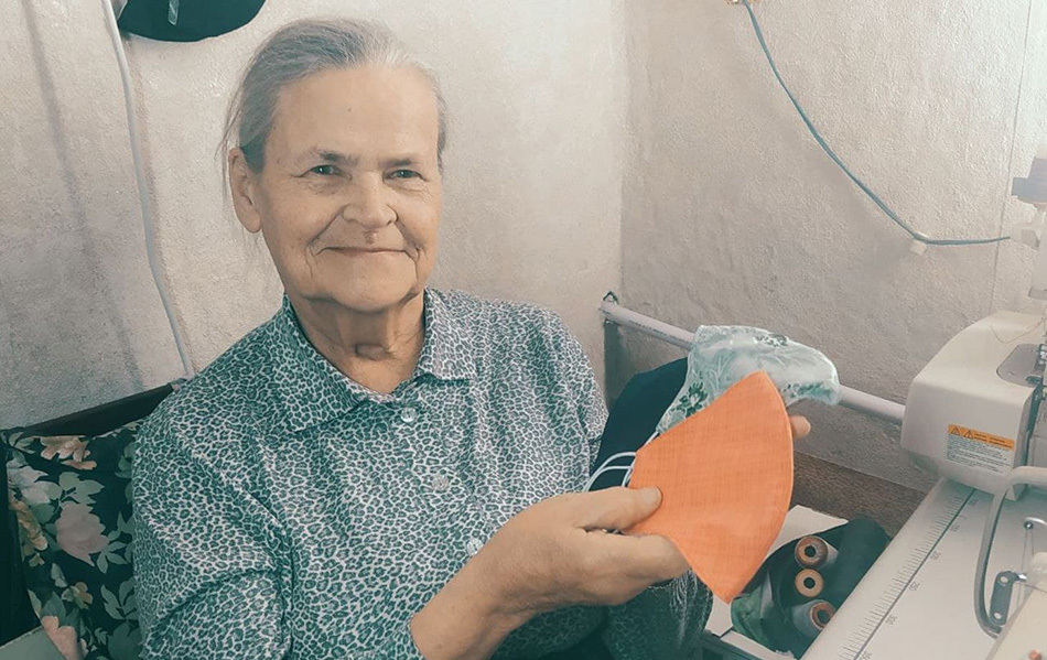 Неслышащая пенсионерка в 80 лет освоила интернет и во время пандемии занялась шитьём масок
