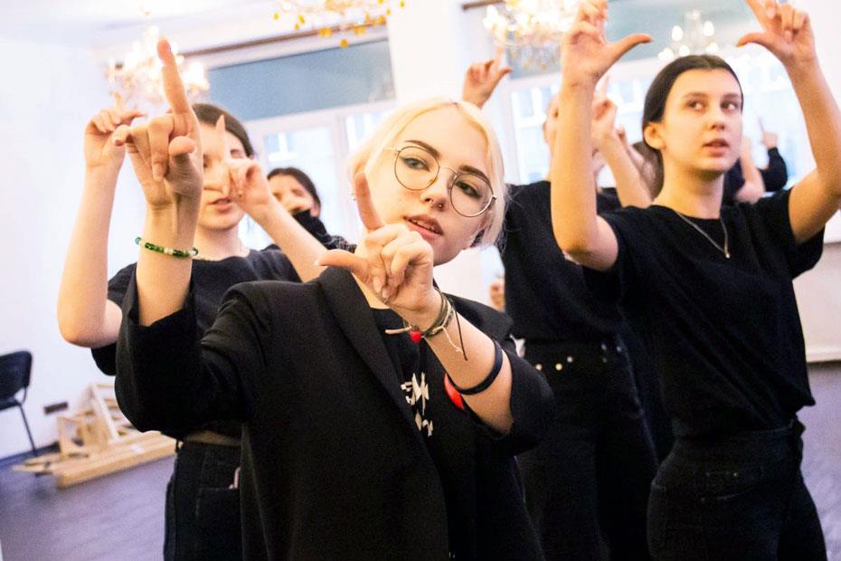 Как глухие студенты из Новосибирска поют с помощью жестов